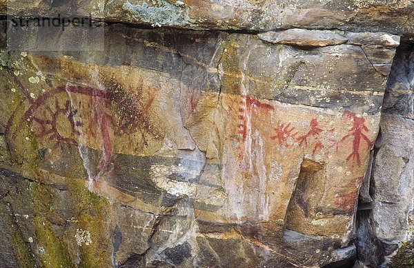 Erste Nation rot Ocker Piktogramme/Felsmalereien gefunden auf eine Felswand in die McIntyre Bluffs oben weiter Lake Provincial Park in der südlichen Okanagan Valley von British Columbia  Kanada.