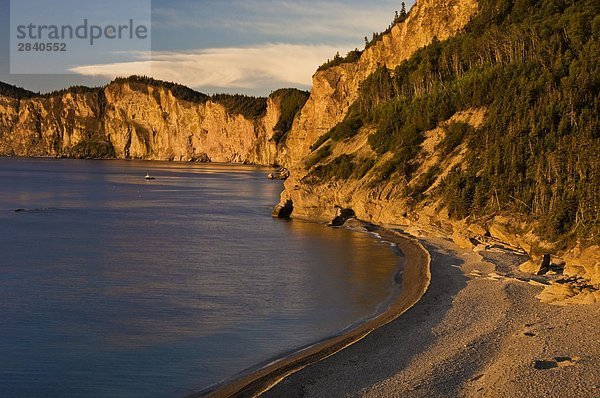 Strand Beleuchtung Licht Mütze Steilküste Küste Morgendämmerung Kieselstein Lagerfeuer Gaspe Kanada Quebec