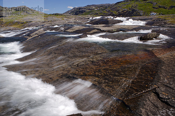 Wasserfall mit einem Hubschrauber im Hintergrund in den Mealy-Bergen im südlichen Labrador  Neufundland & Labrador  Kanada.