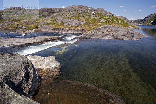 See am oberen Rand ein Wasserfall in den Mealy-Bergen im südlichen Labrador  Neufundland & Labrador  Kanada.