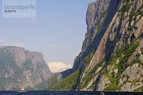 nebeneinander neben Seite an Seite Reise Steilküste Tagesausflug Boot UNESCO-Welterbe Kanada