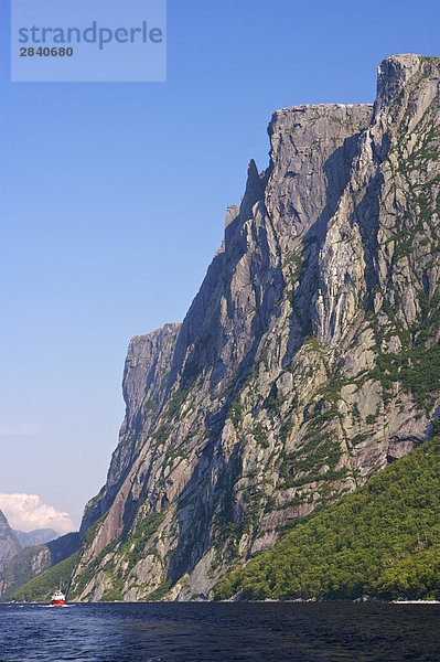 nebeneinander neben Seite an Seite Reise Steilküste Tagesausflug Boot UNESCO-Welterbe Kanada