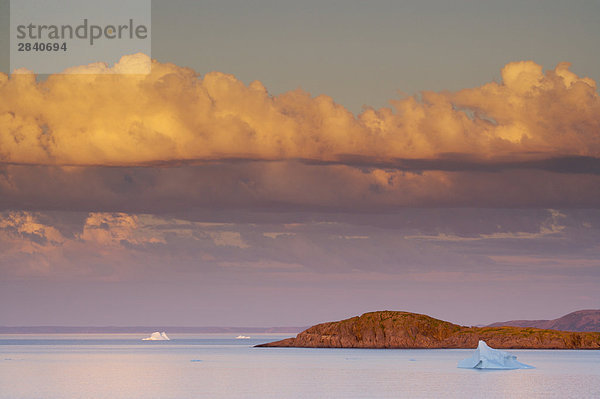 Eisberg Landschaftlich schön landschaftlich reizvoll Sonnenuntergang folgen Ozean Küste Stadt Aussichtspunkt Ansicht Kanada