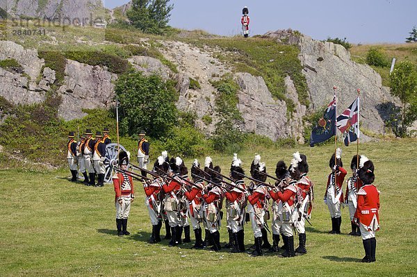 Verspotten Sie Schlacht während dem Signal Hill Tätowierung  kriegerischen Marsch und zeigen Sie am Signal Hill National Historic Site in St. John's  St. John's Harbour  St. John's Bay  Avalon Halbinsel  Neufundland & Labrador  Kanada.