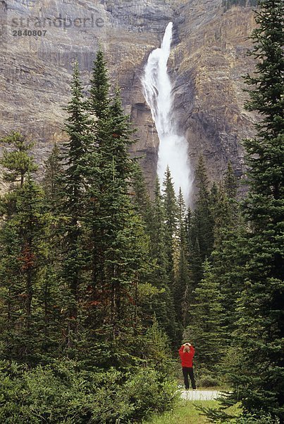Frau machen ein Foto von Takakkaw Falls die ist die höchste in den kanadischen Rocky Mountains  Yoho Nationalpark  British Columbia  Kanada