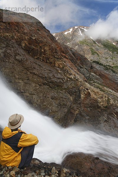 Wanderer neben Wasserfall  Hudson Bay Mountain  Smithers  British Columbia