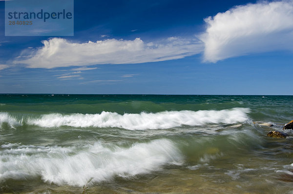 Wolken und Wellen auf Clearwater Lake  Clearwater Lake Provincial Park  Manitoba  Kanada.