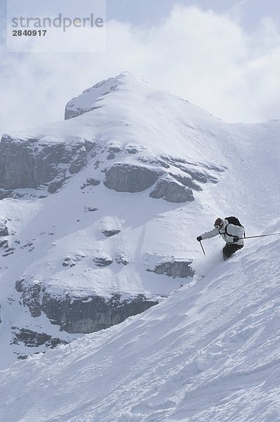 Ein Skifahrer schneiden durch Pulver auf Sunshine Village in Banff  Rocky Mountains  Banff  Alberta  Kanada