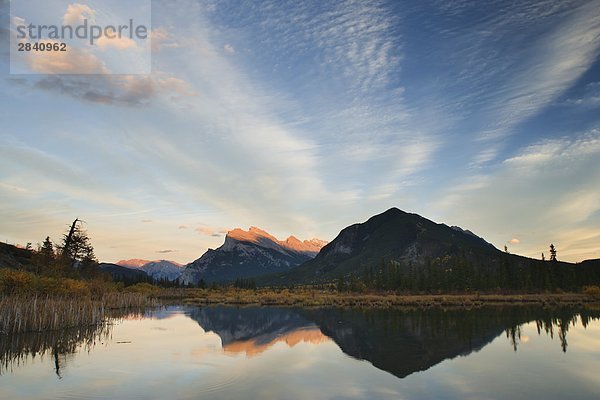 Die dritte Vermilion Lake mit Mount Rundle bei Sonnenuntergang in Banff Nationalpark - Alberta  Kanada.