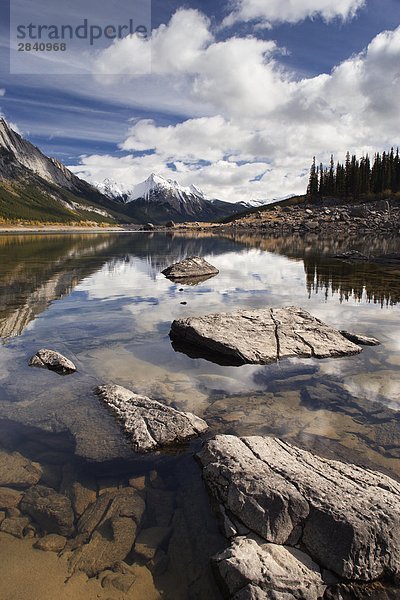 Felsen in Wasser - Medizin See - Jasper National Park Alberta  Kanada.