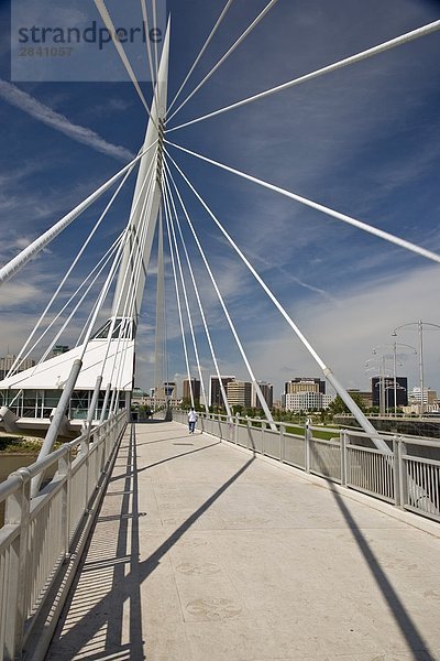 Esplanade Riel Fußgängerzone Steg über Red River  Winnipeg  Manitoba  Kanada.