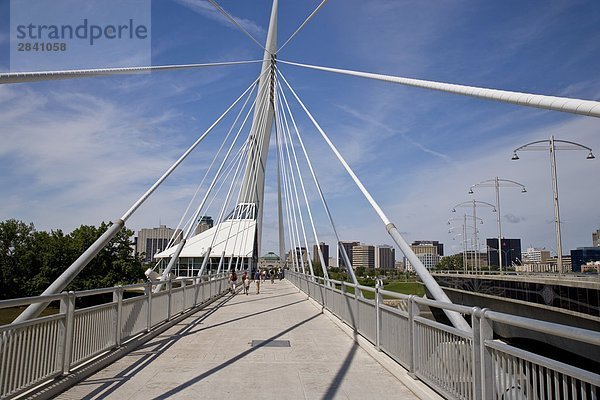 Esplanade Riel Fußgängerzone Steg über Red River  Winnipeg  Manitoba  Kanada.