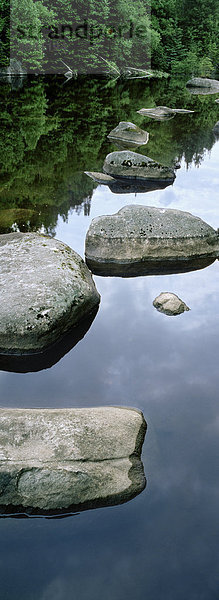 Felsen und Felsbrocken in einem See  Val David  Québec  Kanada.