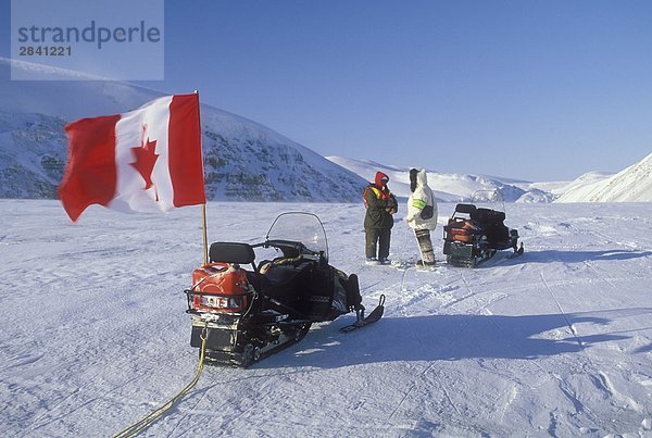 Motorschlitten in der Nähe von Souveränität  Nunavut  Kanada.