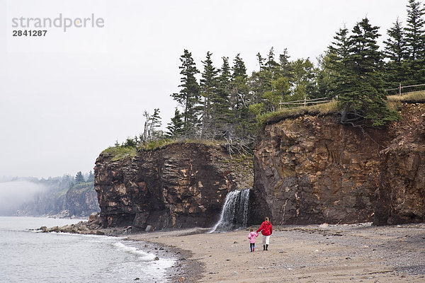 nahe Wasserrand junge Frau junge Frauen Strand Forschung Kieselstein Wasserfall Tochter Bucht Kanada Nova Scotia Neuschottland