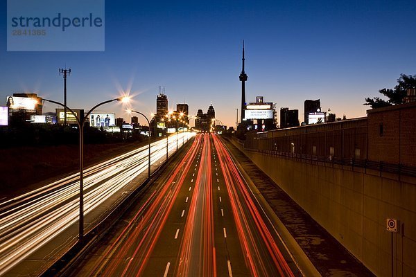 Toronto Skyline und QEW am Morgen  Toronto  Ontario  Kanada.