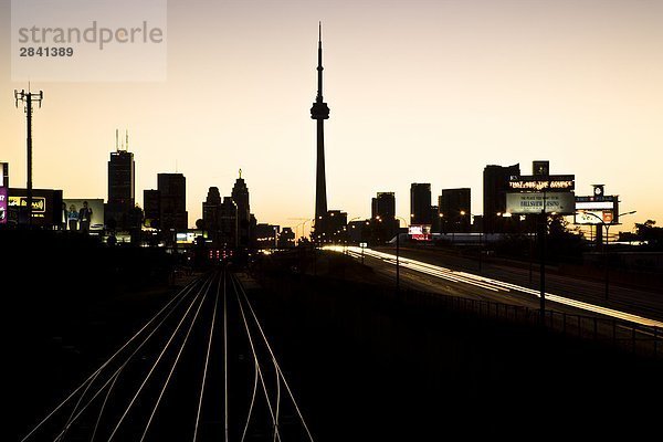 Toronto Skyline und Rail Line  Toronto  Ontario  Kanada.