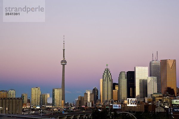Toronto Skyline und Don Valley Parkway am Morgen  Toronto  Ontario  Kanada.