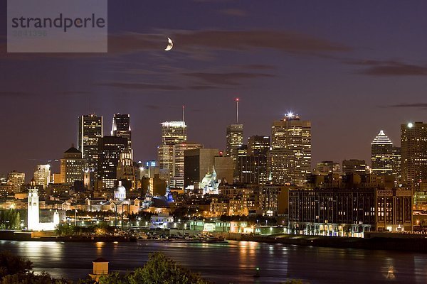 Ansicht von Montreal in der Dämmerung mit Quarter Moon von Ile Sainte-Helene  Montreal  Quebec  Kanada.