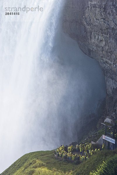 Reise hinter the Falls in dem touristischen Hufeisens anzeigen können fällt von einzigartige Plattform neben der Falls  Niagara Falls  Ontario  Kanada.