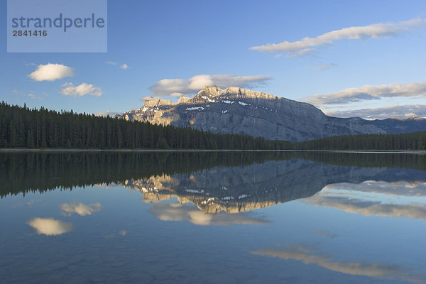 Eine ruhige Morgen um zwei-Jack Lake Blick auf Mount Rundle im Banff-Nationalpark  Alberta  Kanada.