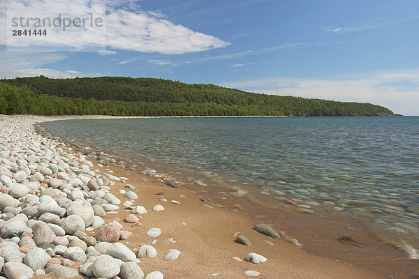 Der Strand von Granitfelsen in Lake Superior Provincial Park in Ontario  Kanada.