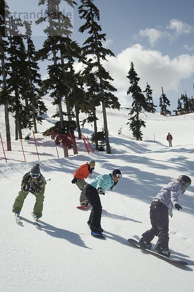 Jungen asiatischen weibliche Skifahrer und Snowboarder  Whistler Mountain  British Columbia  Kanada.