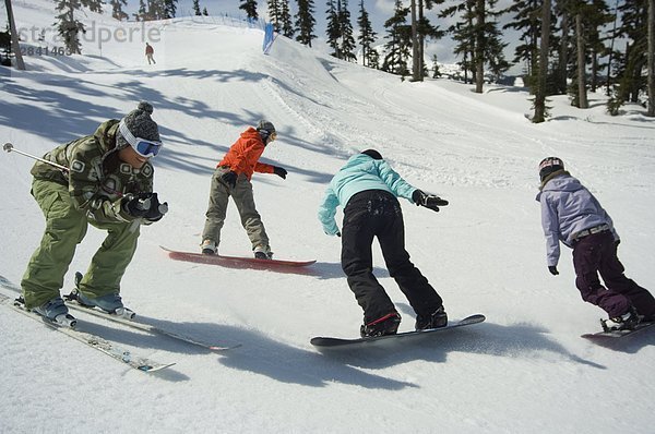 Jungen asiatischen weibliche Skifahrer und Snowboarder  Whistler Mountain  British Columbia  Kanada.
