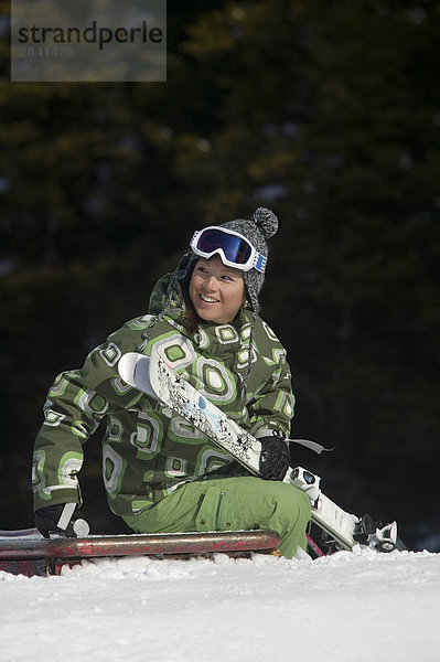 Junge asiatische Frau eine Pause von Skifahren  Whistler Mountain  British Columbia  Kanada.
