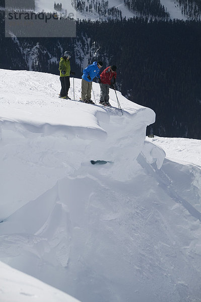 Eine Gruppe von Skifahrer Auschecken einer Klippe  Whistler Mountain  British Columbia  Kanada.