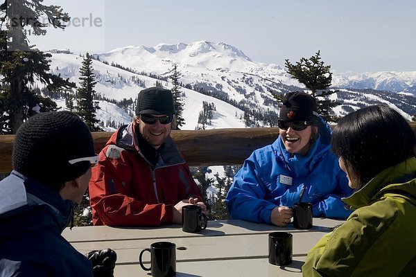 eine Gruppe von Skifahrer entspannenden zwischen läuft  Whistler  British Columbia  Kanada.