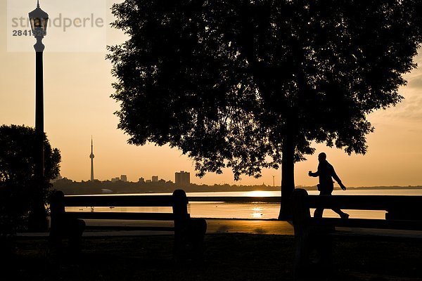Wanderer aus für morgendlichen Spaziergang entlang Boardwalk bei Toronto Waterfront  Toronto  Ontario  Kanada.