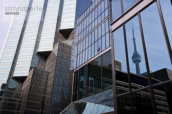 CN Tower spiegelt sich in Royal Bank Plaza South Tower  Toronto  Ontario  Kanada.