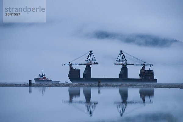 Haufen Bodenhöhe Hafen nehmen heben Ziel beladen Schiff Terrasse Containerschiff Mutter - Mensch 90 British Columbia Kanada