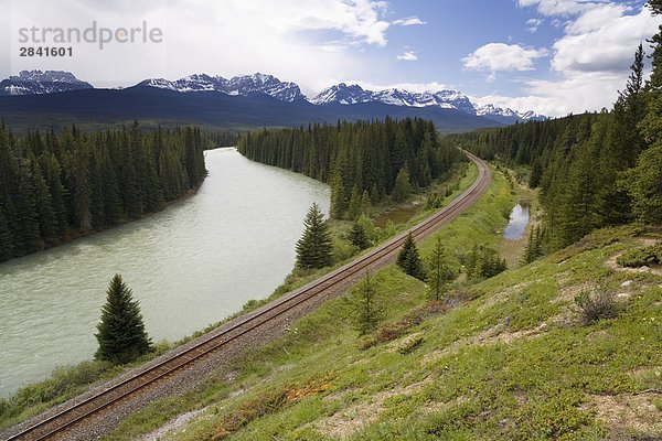 CPR-Tracks und dem Bow River  kanadischen Rocky Mountains  Banff-Nationalpark  Alberta  Kanada