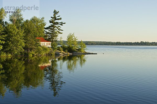 Cottage mit Blick auf ruhigen See  nördlich von Kingston  Ontario  Kanada