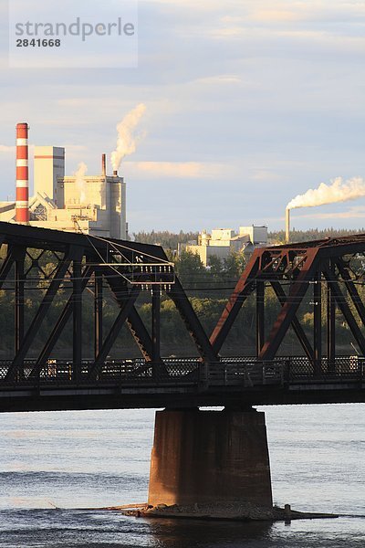 Ansicht der Railway Bridge und Pulp Mill  Prince George  British Columbia  Kanada.