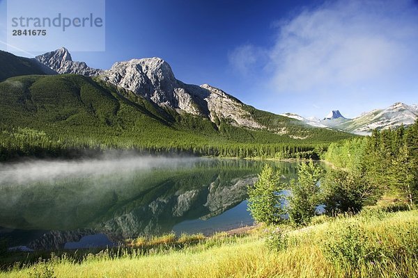 Mount Kid spiegelt sich in Wedge Teich  Kananaskis Provincial Park  Alberta  Kanada.