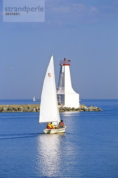 Segelboot und Leuchtturm  Cobourg  Ontario  Kanada.