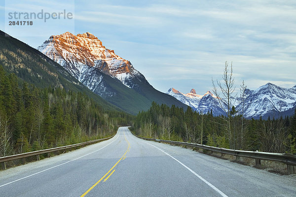 Mount Kerkeslin und dem Icefields Parkway (Highway 93)  Jasper-Nationalpark in Alberta  Kanada.