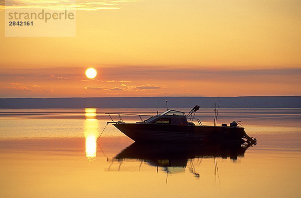 Sport Fischerboot vor Anker in einem nördlichen See  Kanada.