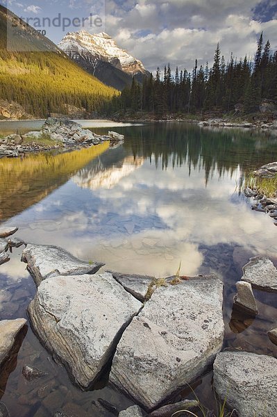 Horseshoe Lake und Mount Kerkeslin  Jasper-Nationalpark in Alberta  Kanada