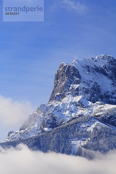 Die ersten Schwester (Teil der drei Schwestern) hüllte in den Morgennebel Winter  Canmore  Alberta  Kanada in den kanadischen Rocky Mountains