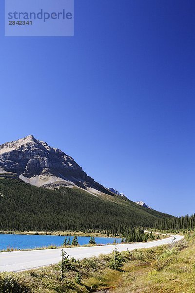 Mount Jimmy Simpson und dem Icefields Parkway in der Nähe von Bow Lake  Banff-Nationalpark  Alberta  Kanada