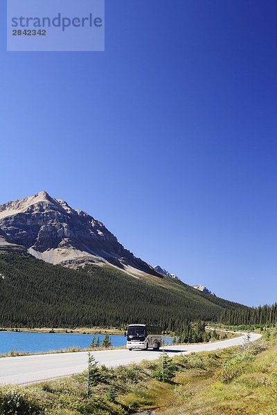 Bus Touren entlang dem Icefield Parkway durch Banff-Nationalpark in der kanadischen Rocky Mountains  Alberta  Kanada.