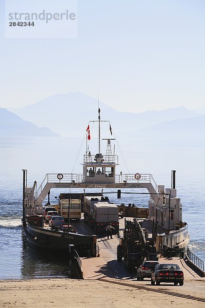 Eine BC-Fähre Lasten bis im Shelter Bucht an der oberen Arrow Lakes als es zum transport von Touristen und andere Fahrzeuge zur Galena Bay in Kootenays  British Columbia  Kanada bereitet