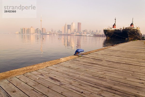 Toronto Skyline von Cherry street mit Schiff und dock im Vordergrund  Toronto  Ontario  Kanada