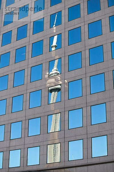 CN Tower spiegelt sich in Windows des Gebäudes  Toronto  Ontario  Kanada