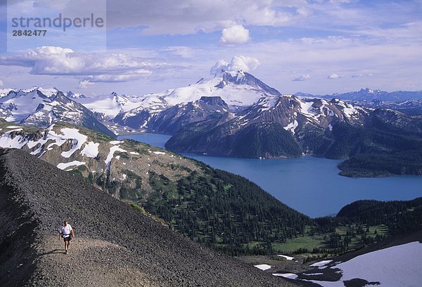 Man wandern über Garibaldi Lake Garibaldi Provincial Park  Britsh Columbia  Kanada.