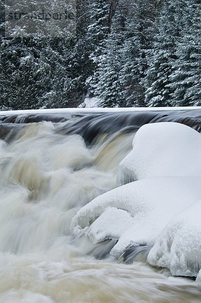 Winter- und McCuthcheon's fällt auf den Black River in das Dorf Vankoughnet in der Muskoka Region von Ontario  Kanada.
